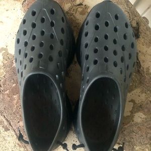 Kane Revive Shoes. An alternative to Crocs providing arch support and cushion.
